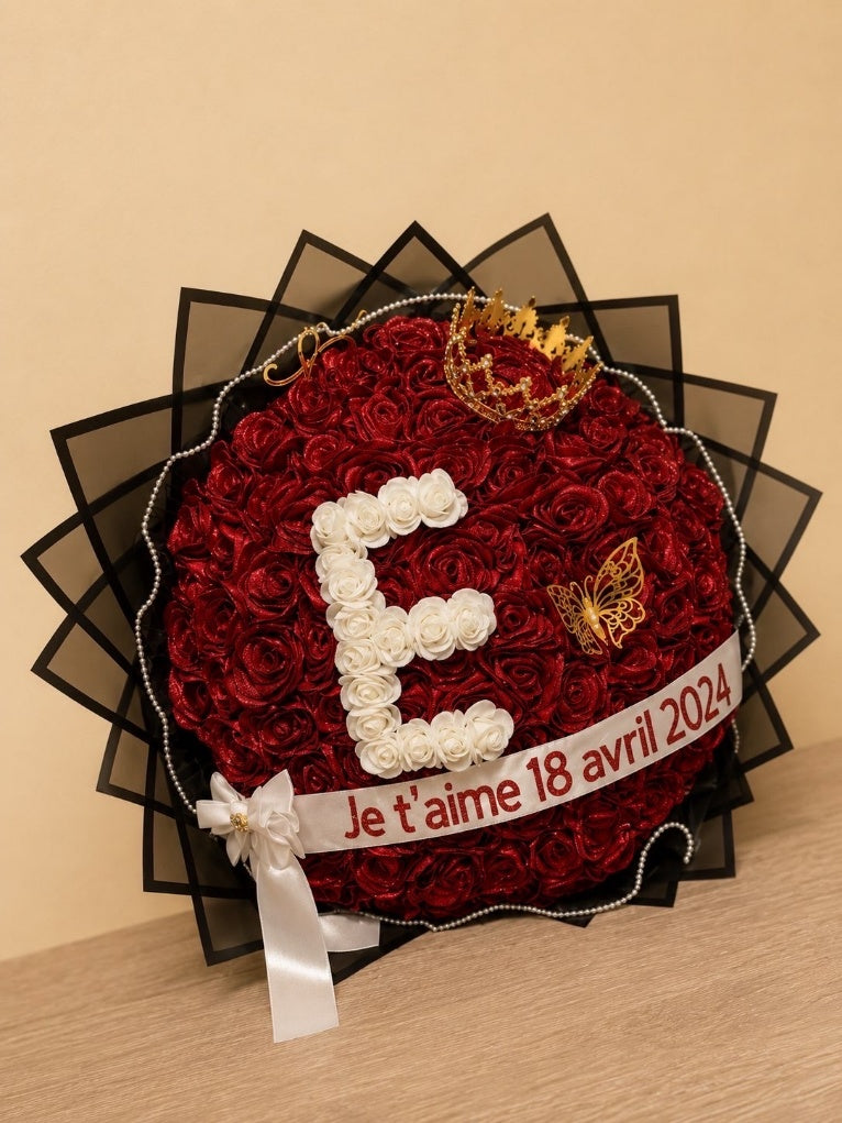 Bouquet de roses rouges avec couronne dorée, initiale en roses blanches et ruban personnalisé